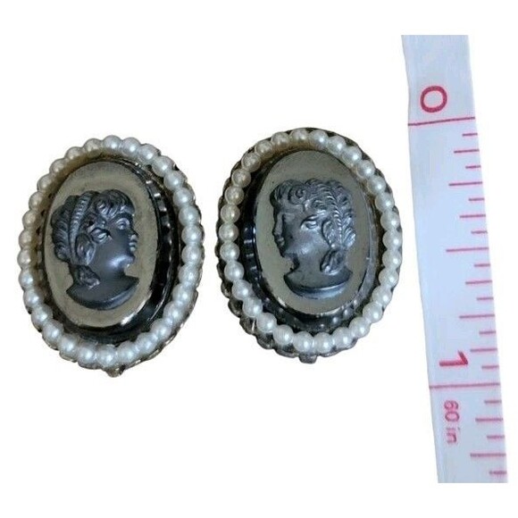 Vintage Black Glass Victorian Intaglio Carved Cameo Faux Pearl CLIP ON Earrings - Picture 5 of 7